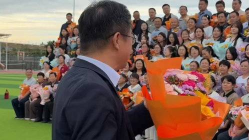 果然视频|泰安三中新校,一年一度教师节“全家福”大合照
